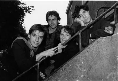 Je vous présente maintenant un groupe de rock français légendaire que j'adule particulièrement... L'une de leur chanson est " Le garçon d'ascenseur". De qui s'agit-il ?