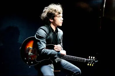 Voici à présent un jeune chanteur ayant participé à l'émission "Rising Star", dont les influences sont le blues, le reggae et le rock. Sa discographie compte trois EP et deux albums studios ; le dernier en date s'intitule "Desert Dream". Qui est-ce ?