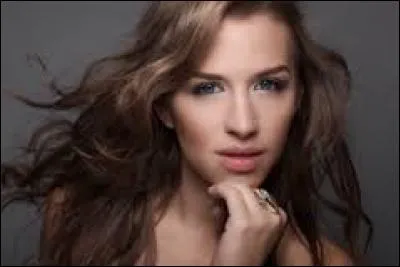 Qui est cette youtubeuse ?