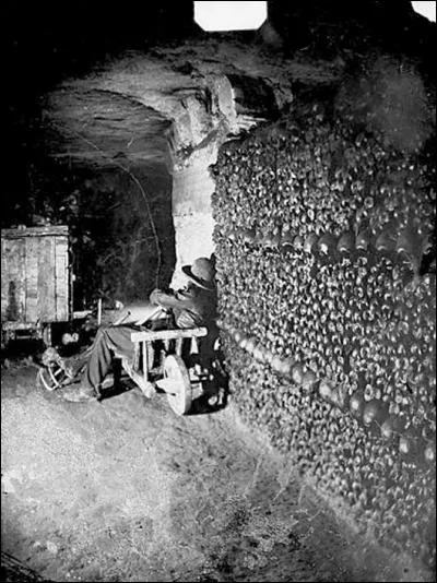 Nadar sans le savoir vraiment se retrouve dans les catacombes devant...