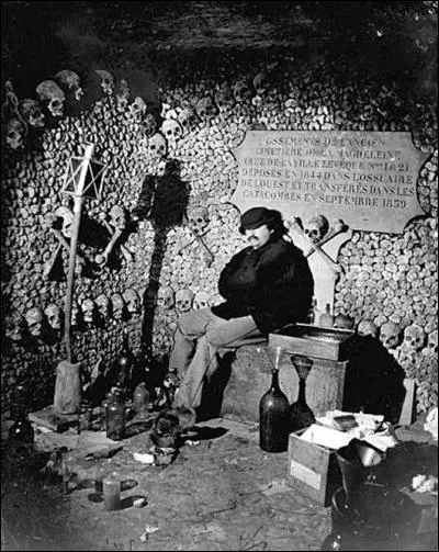 C'est en 1861 que Nadar va descendre dans les catacombes. On le voit ici réalisant son auto-portrait. Mais combien de temps va-t-il passer à photographier cet endroit lugubre et sombre ?