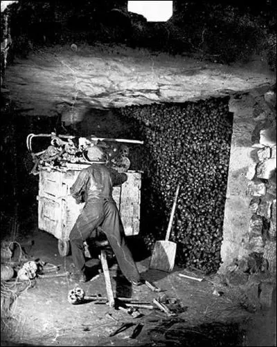 Mais avant de descendre dans les catacombes Nadar doit évidemment régler le problème de l'éclairage. Il commence par...