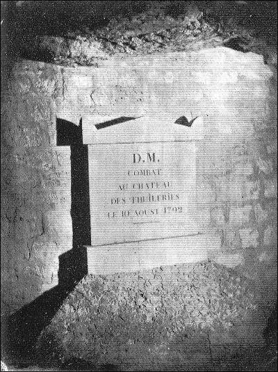 En se promenant dans les catacombes Nadar découvre cette pierre tombale en l'honneur de ceux tombés le 10 août 1792 au combat du château des Tuileries. Cette journée révolutionnaire consomme la chute de la monarchie mais aussi...