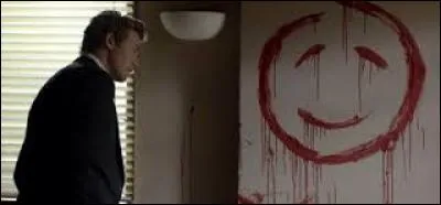 Qu'utilise John le Rouge pour dessiner ce fameux sourire ?