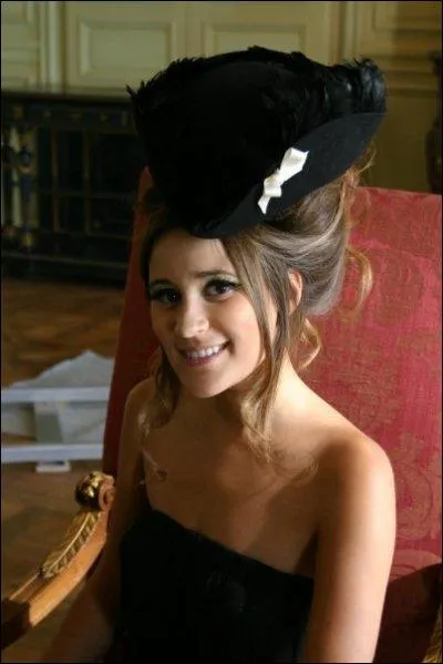 Combien de robes différentes porte la sur de Mozart durant la comédie musicale ?