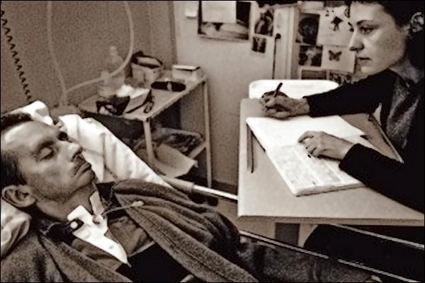 Le 8 décembre 1995, le journaliste Jean-Dominique Bauby est atteint d'un accident vasculaire qui le plonge dans le coma, lorsqu'il en sort, seule sa paupière gauche peut encore bouger, et c'est avec elle qu'il va dicter son roman, lettre par lettre, en répondant par oui ou non !