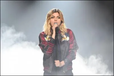 À quel âge a-t-elle participé à "L'École des stars" ?