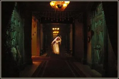 Sur ce plan de l'attraction Phantom Manor, proposant un parcours scénique, à Disneyland Paris, quelle mariée-fantôme peut-on voir ?