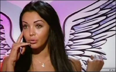 Cette femme s'est fait conna&icirc;tre gr&acirc;ce &agrave; son "Nan mais all&ocirc;", dans "Les Anges de la t&eacute;l&eacute;r&eacute;alit&eacute;". Comment se nomme-t-elle ?