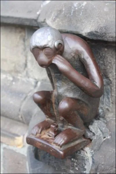 Dans quelle ville se trouve ce petit singe qui porte bonheur ?