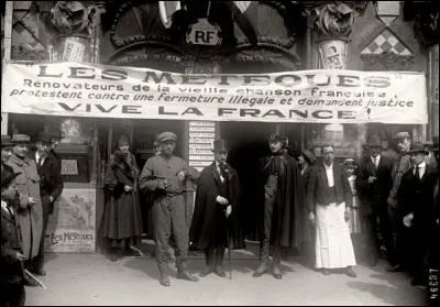 Devant cette fermeture que se passe-t-il ? ("Le Petit Parisien" donne une raison plus claire : Motif : un censeur qui avait assisté aux représentations, jugea trop grivoises et déplacées des chansons, d'ailleurs non censurées.) Ce censeur pourrait être le député socialiste Aristide Jobert qui, scandalisé après une visite à l'établissement, aurait usé de son influence auprès des autorités.