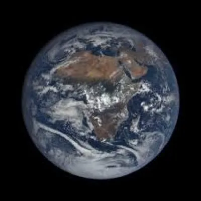 Pour rappel, la Terre tourne sur elle-même en 24 heures et sa circonférence avoisine les 40 000 km. Quelle est donc la vitesse de rotation de la Terre à l'équateur ?