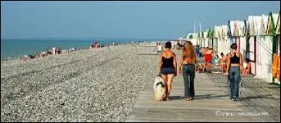 C'est un endroit de Picardie connu pour sa plage de galets bordée par ce qui est considéré comme le plus long chemin de planches d'Europe.