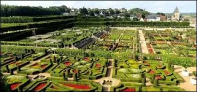 C'est un château du Centre-Val-de-Loire, sur le Cher, célèbre pour ses splendides jardins à la française.