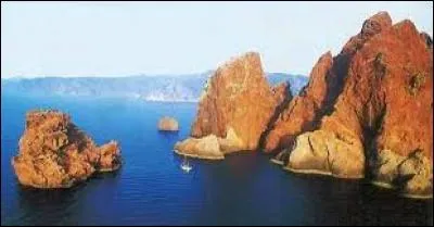 Bordant une partie de la côte ouest de l'île de Beauté cet endroit est classé au patrimoine mondial de l'Unesco.