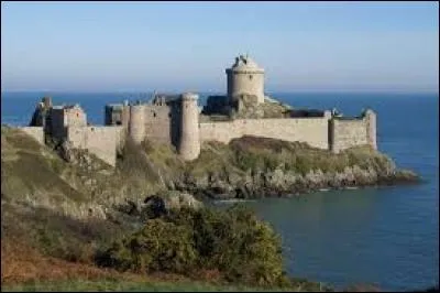 Faisant face au cap Fréhel ce fort était anciennement connu sous le nom de la Roche-Guyon.