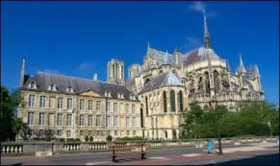 C'est une ancienne résidence archiépiscopale de Champagne-Ardenne, qui doit son nom à sa forme en T.