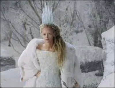 Qu'avait promis la Sorcière blanche à Edmund s'il lui ramenait ses frères et sœurs ?