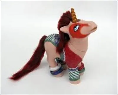 Et pour finir, qui est caché sous ce poney ?