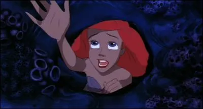 Attristée, Ariel se recueillit dans sa grotte secrète où elle cachait tous ses trésors. Elle se mit alors à exprimer son désir de vivre parmi les humains et de :