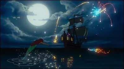 C'est alors que la sirène aperçut un bateau. Intriguée, elle alla voir de plus près. Elle découvrit alors un beau et jeune prince prénommé Éric. Il était réuni avec son majordome et son équipage pour célébrer :
