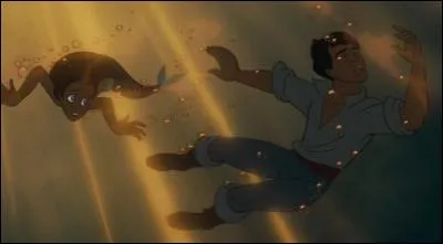 Malheureusement, un orage éclata et le bateau prit feu ! Alors qu'Éric sauvait son chien Max, une terrible explosion lui fit perdre connaissance et il coula au fond de l'eau. Ariel le retrouva à temps et le ramena sur la plage. Puis elle lui chanta :