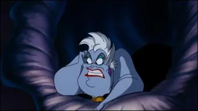 Constatant qu'Ariel est plutôt débrouillarde, Ursula décide d'intervenir avant qu'il ne soit trop tard. Elle se transforme alors en jeune et jolie fille semblable à Ariel, et prend aussi la voix de la sirène grâce au...