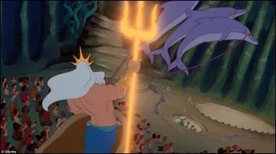 Le Roi des Mers entra dans la salle, assis dans un char d'or massif tiré par trois dauphins. 
Puis le petit hippocampe reprit : 'Et le très distingué musicologue de Sa Majesté :