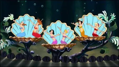 "Et voici la septième dans ses débuts musicaux, notre petite sur va faire le lever du rideau, donner un récital de sa jolie voix de cristal, et elle s'appelle..."