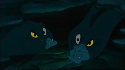 Ariel remercia son ami puis fila à toute vitesse, se rappelant qu'elle avait oublié d'aller au concert. Pendant ce temps, deux murènes la surveillait. Les visqueuses et sournoises Flotsam et Jetsam. Ce sont les complices de la diabolique sorcière Ursula. Et elles peuvent lui montrer tout ce qu'elles voient :