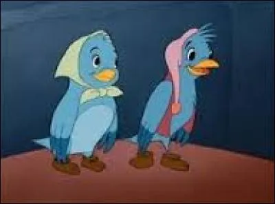 Les catastrophes s'enchaînant, Cendrillon dort dans une toute petite pièce et nettoie tout pour sa belle-mère. Quels animaux tentent de la réveiller, au début du Disney ?