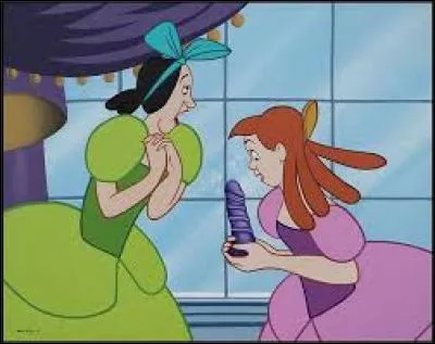 Cendrillon va transmettre la lettre du messager royal, qui demande à toutes les filles en âge de se marier de venir au palais. Qui la lira en premier ?