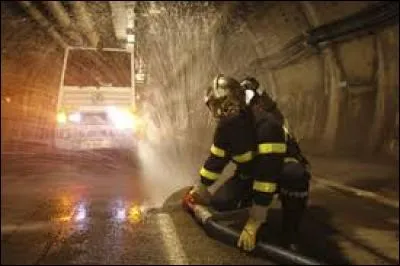 Quel système est mis en place dans le tunnel de secours pour éviter l'intoxication des personnes lors d'un incendie ?