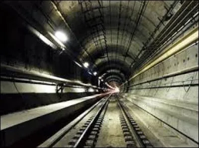 Quel dispositif, mis en place dans le tunnel, permet d'éviter l'augmentation de pression d'air lorsque le train entre dans le tunnel ?