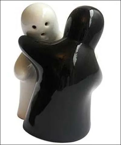 Pas de chance ! En épluchant une carotte, votre couteau dérape et vous voilà avec une coupure légère ! Heureusement, vous connaissez la solution pour stopper le sang et favoriser la cicatrisation.