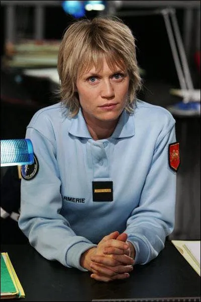 Adjointe de Martin Bernier à Bordeaux, Mathilde Delmas, interprétée par Virginie Caliari, est adjudant, adjudant-chef, puis...