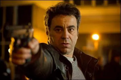 On découvrira dans la saison 7, que c'est un tueur en série et que sa véritable identité est Stéphane Leusieur. Quel membre de l'équipe a-t-il assassiné ?