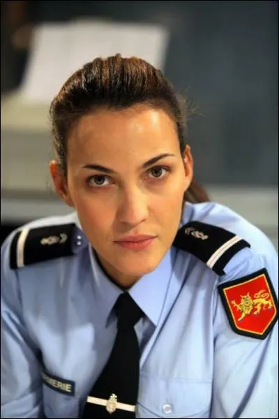 L'adjudant Claire Linsky, incarnée par l'acienne Miss France Linda Hardy, intègre l'équipe lors de la saison 3 et la quitte à la fin de la saison 4. Pour quelle raison ?