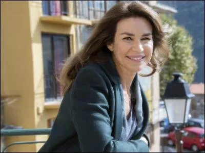 Au début de la saison 10, Martin Bernier se marie avec sa compagne Laura Belmont, jouée par Valérie Kaprisky. Quelle activité cette dernière exerce-t-elle ?