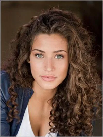 Comment s'appelle cette gendarme, qui est adjudant et dont le rôle est joué par Manon Azem (saisons 7 à 11) ?