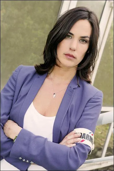 Ancienne avocate, devenue gendarme, Roxane Janin quitte l'équipe pour suivre son compagnon, le procureur Thierry Calvi nommé à Paris. Quel était son grade ?