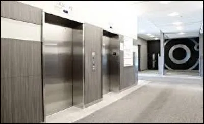 Combien y a-t-il d'ascenseurs dans la tour de Duba&iuml; ?