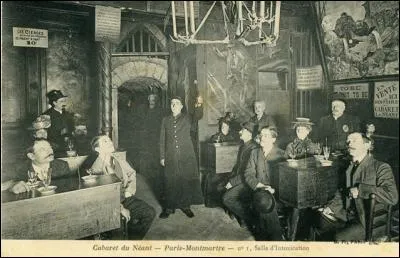 "Entrez, entrez, macchabées ! A droite ou à gauche, choisissez votre bière. Voici les microbes de la mort, buvez-les avec résignation ! " ce sont les phrases célèbres qui accueillaient les joyeux fêtards et un homme les invitait à s'asseoir sur des tables très particulières. Qu'avaient donc ces tables de si particulier ?