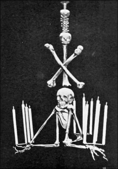 Le serveur allume un cierge funéraire à côté du verre qu'il pose devant le client, tout en lui précisant la composition du breuvage et il vous interpelle avec ...