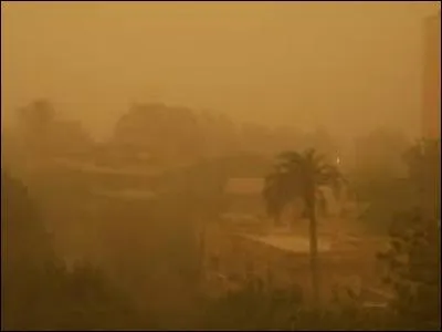 Comment le khamsin est-il, en entraînant du sable ?