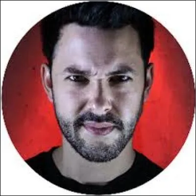 Il fait des vidéos divertissantes et adore le paranormal, c'est...