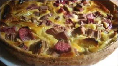 Auparavant consid&eacute;r&eacute;e comme m&eacute;dicinale, la rhubarbe, plante originaire d'Asie du Nord, ne fut consomm&eacute;e pour le plaisir qu'&agrave; partir du XVIIIe si&egrave;cle. Ses feuilles tr&egrave;s laxatives sont toxiques. On ne consomme donc que les tiges.