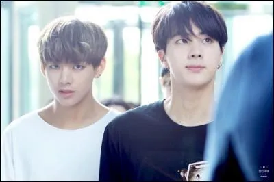 Durant quelle danse V a-t-il fait un câlin à Jin ?