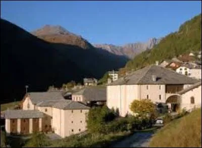 Petit village midi-pyrénéen de 38 habitants, dans l'arrondissement de Foix, Château-Verdun se trouve dans le département ...