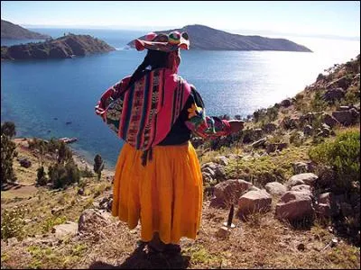 Quelle est la particularité de la ville d'Iquitos au Pérou (400 000 habitants) ?(mis à part son titre de capitale du caoutchouc)